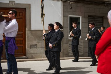 Quesada, Endülüs, İspanya. 18 Nisan 2024. Kasaba ortamında uygun müzisyenler ve bir bayrak taşıyıcısı ile sokak geçidi. Kültür ve gelenek için editör sahnesi.
