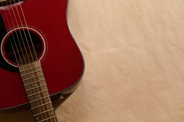 Gitar bakımını, sicim değişimini, akustik gitar ensesini ve ses deliğini vurgulayan, akustik gitar yakını, bakım ve uzun ömürlülüğü ayarlayan ve tamir eden yakın plan..