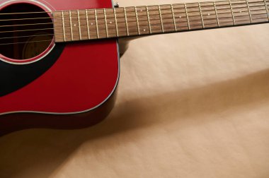 Gitar bakımını gösteren kırmızı akustik gitar yakın çekim, akustik akustik akustik ayarlama, akustik akustik ayarlama ve dikkatli enstrüman bakımı konseptleri.