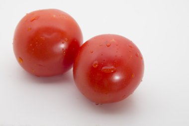 İki kırmızı yuvarlak domates