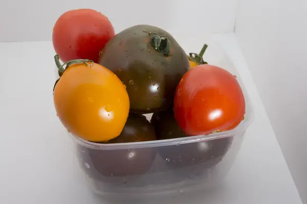 Koyu, kırmızı ve sarı domates plastik gıda saklama kabı
