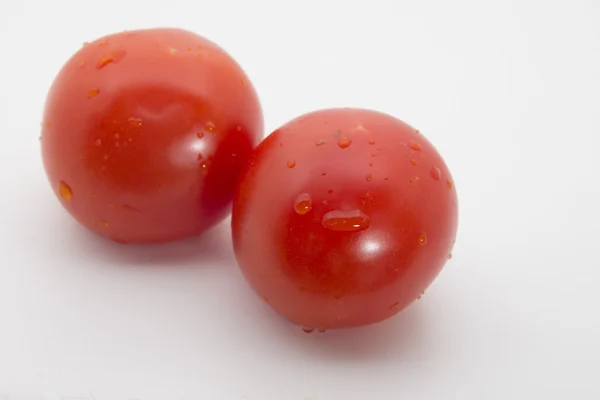 İki kırmızı yuvarlak domates