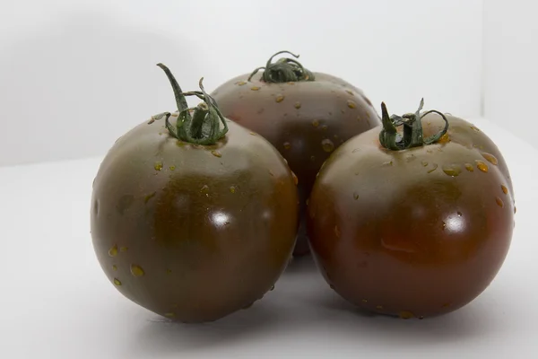 Üç kumato, karanlık domates