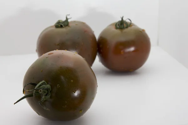 Üç kumato, karanlık domates