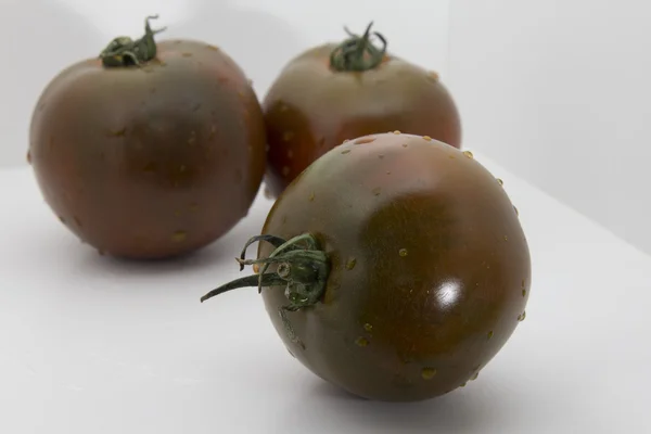 Üç kumato, karanlık domates