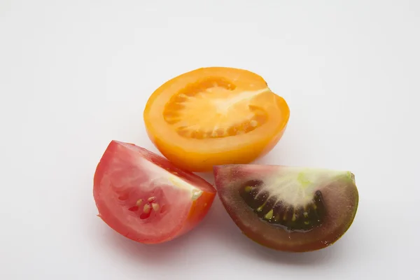 Domates dilimleri: kırmızı, sarı ve koyu kumato