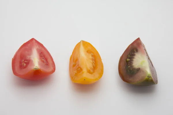 Domates dilimleri: kırmızı, sarı ve koyu kumato