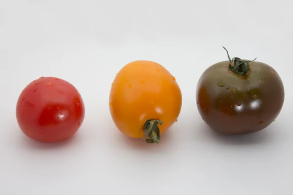 Üç domates: kırmızı, sarı ve koyu kumato