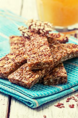 Mısır gevreği barlar, keten tohumu ve portakal suyu (sıkılaştırma)