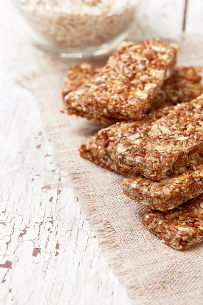 Barras de cereales, harina de avena, semillas de lino — Foto de Stock