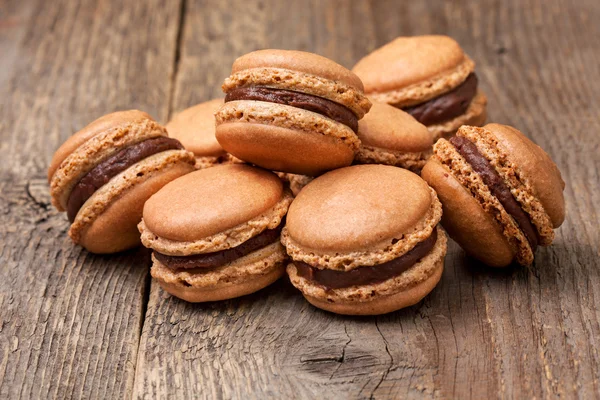 Macarrón casero sobre fondo de madera — Foto de Stock