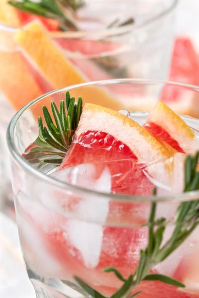 Detox water with grapefruit and rosemary — Stock Photo, Image