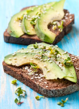 baharatlar ve avokado dilimleri ile tost