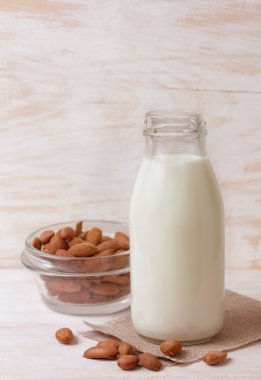 Bir cam şişe badem sütü