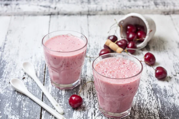 Batido con cereza en una copa — Foto de Stock