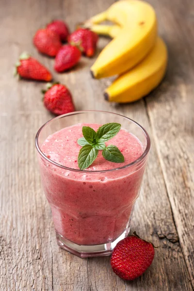 Smoothie com banana e morangos — Fotografia de Stock