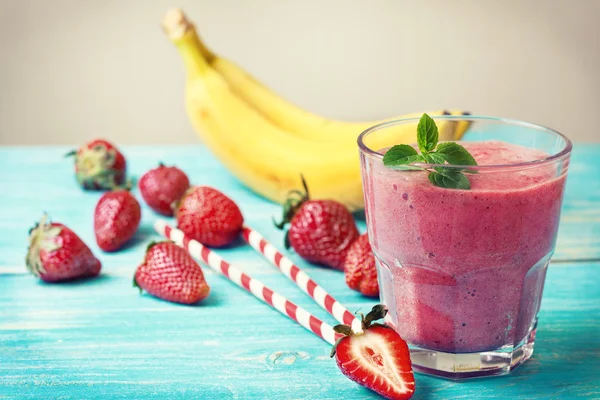 Batido com banana e morango (tonificação ) — Fotografia de Stock