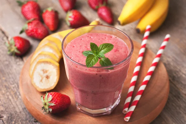 Smoothie com banana e morango — Fotografia de Stock