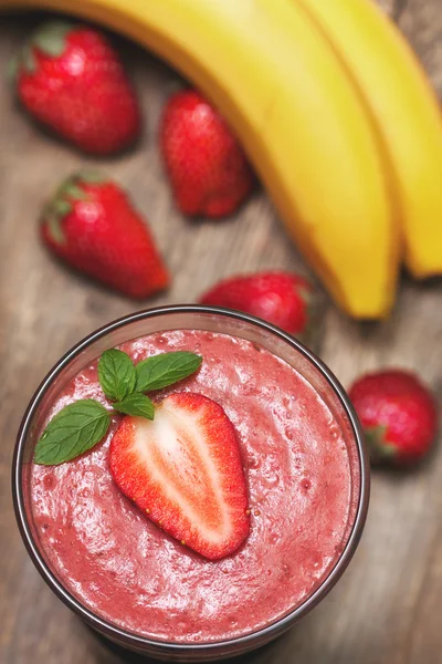 Batido con plátano y fresa en el vaso —  Fotos de Stock