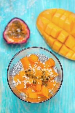 Chia puding ve mango parçaları 