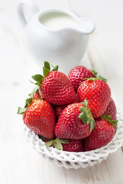 Fresas frescas en un tazón blanco —  Fotos de Stock
