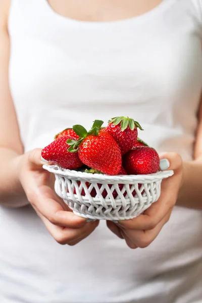 Ciotola con fragole fresche — Foto Stock