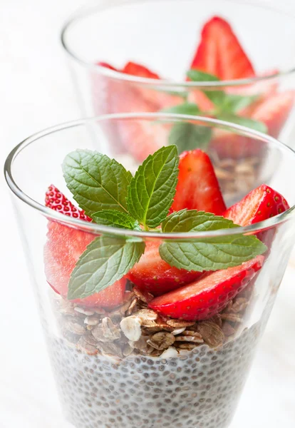 Frukost med chia pudding, jordgubbar och müsli — Stockfoto