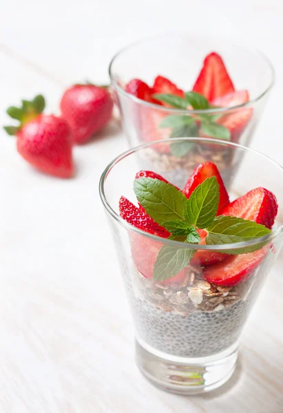 Desayuno con pudín de chía, fresas y muesli —  Fotos de Stock