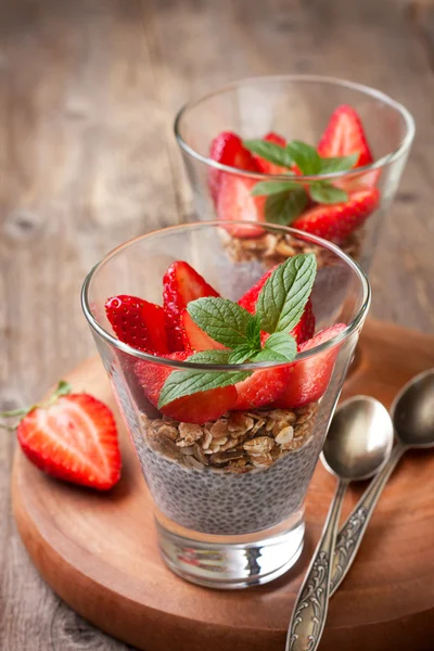 Colazione con pudding chia, fragole e muesli — Foto Stock