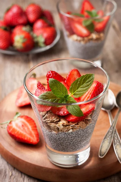 Frukost med chia pudding, jordgubbar och müsli — Stockfoto