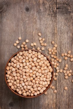 ahşap bir kapta kuru nohut (Üstgörünüm )