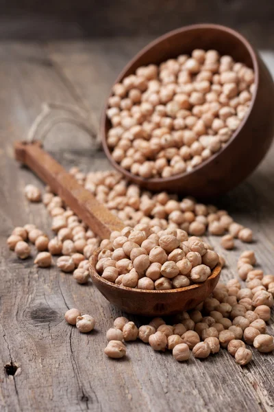 나무로 되는 숟가락에 말린된 chickpeas — 스톡 사진