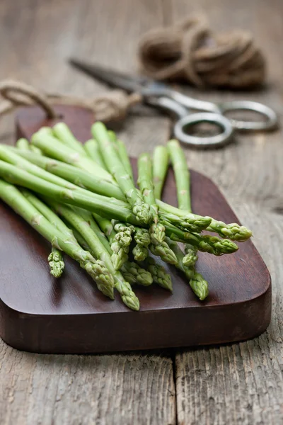 Asparagi freschi su un tagliere — Foto Stock