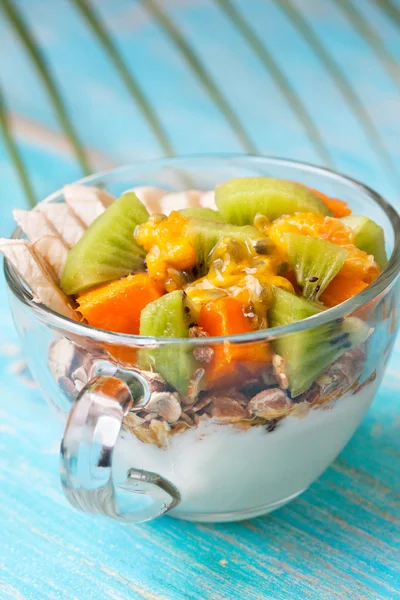 Sarapan dengan muesli, yoghurt, buah tropis — Stok Foto