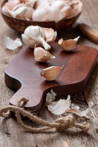 Dientes de ajo en una tabla de cortar — Foto de Stock