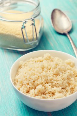 kuskus (sıkılaştırma beyaz bir kase pişmiş)