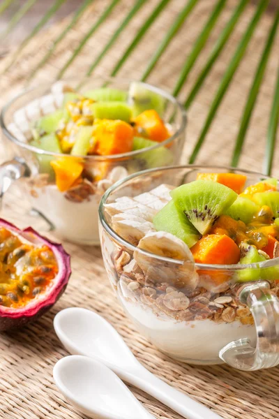 Śniadanie z muesli, jogurt, owoce tropikalne — Zdjęcie stockowe