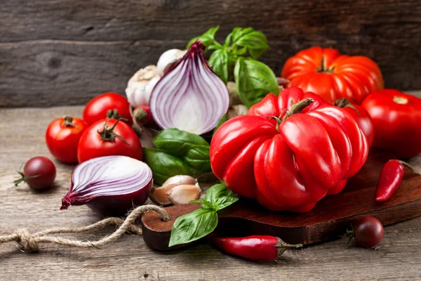 Fresh tomatoes and vegetables — Stock Photo, Image