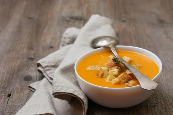 Тыквенный суп - пюре с гренками — стоковое фото