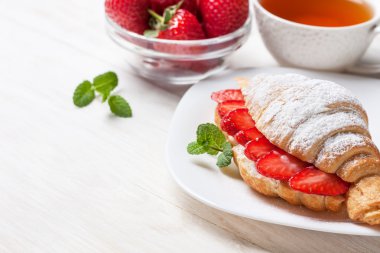 kruvasan ile taze çilek, ricotta 