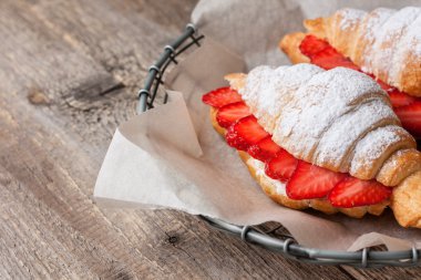 kruvasan ile taze çilek, ricotta