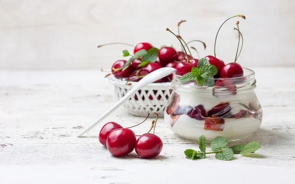 Yogur con cerezas frescas —  Fotos de Stock