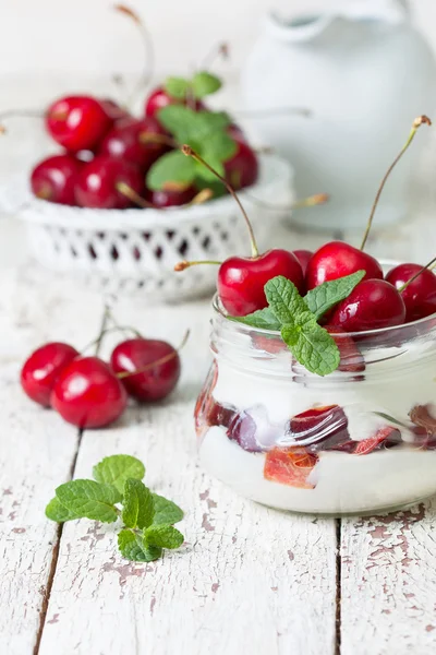 Yogur con cerezas frescas —  Fotos de Stock