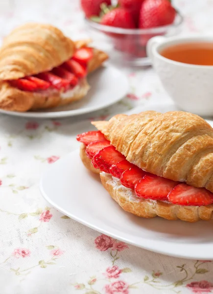 Croissant med färska jordgubbar, ricotta — Stockfoto