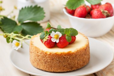 Taze çilekli cheesecake