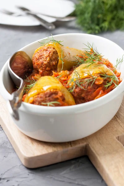 Pimentas recheadas com molho de tomate — Fotografia de Stock