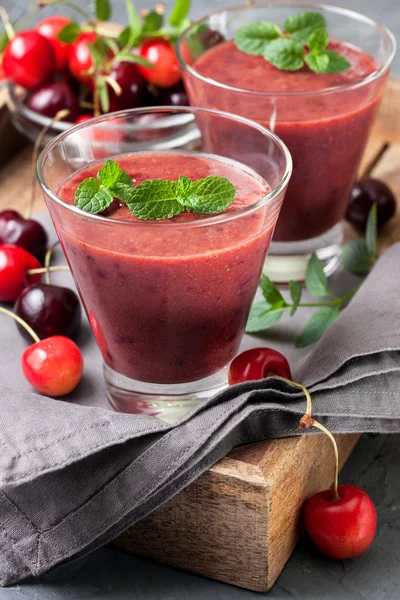 Smoothie met kers in een glas — Stockfoto