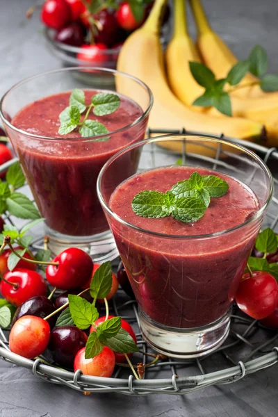 Smoothie met kersen en banaan — Stockfoto