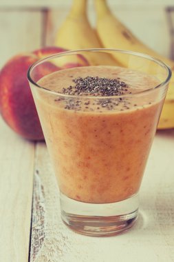 muz şeftali smoothie (tonlama bir cam)