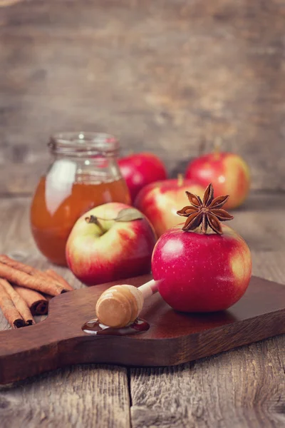 Manzanas de otoño, miel y especias sobre un fondo de madera — Foto de Stock